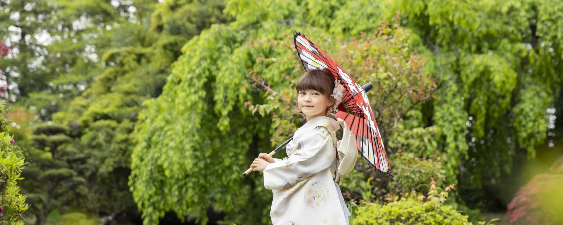 着物を着て和傘を持つ女の子